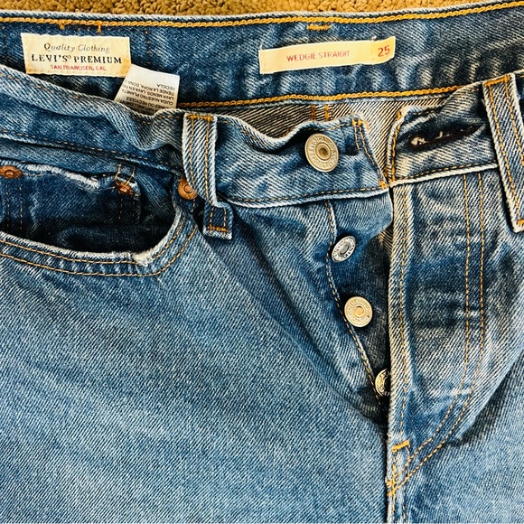 Levi’s Wedgie Straight Distressed High Rise Jeans - Picture 7 of 8